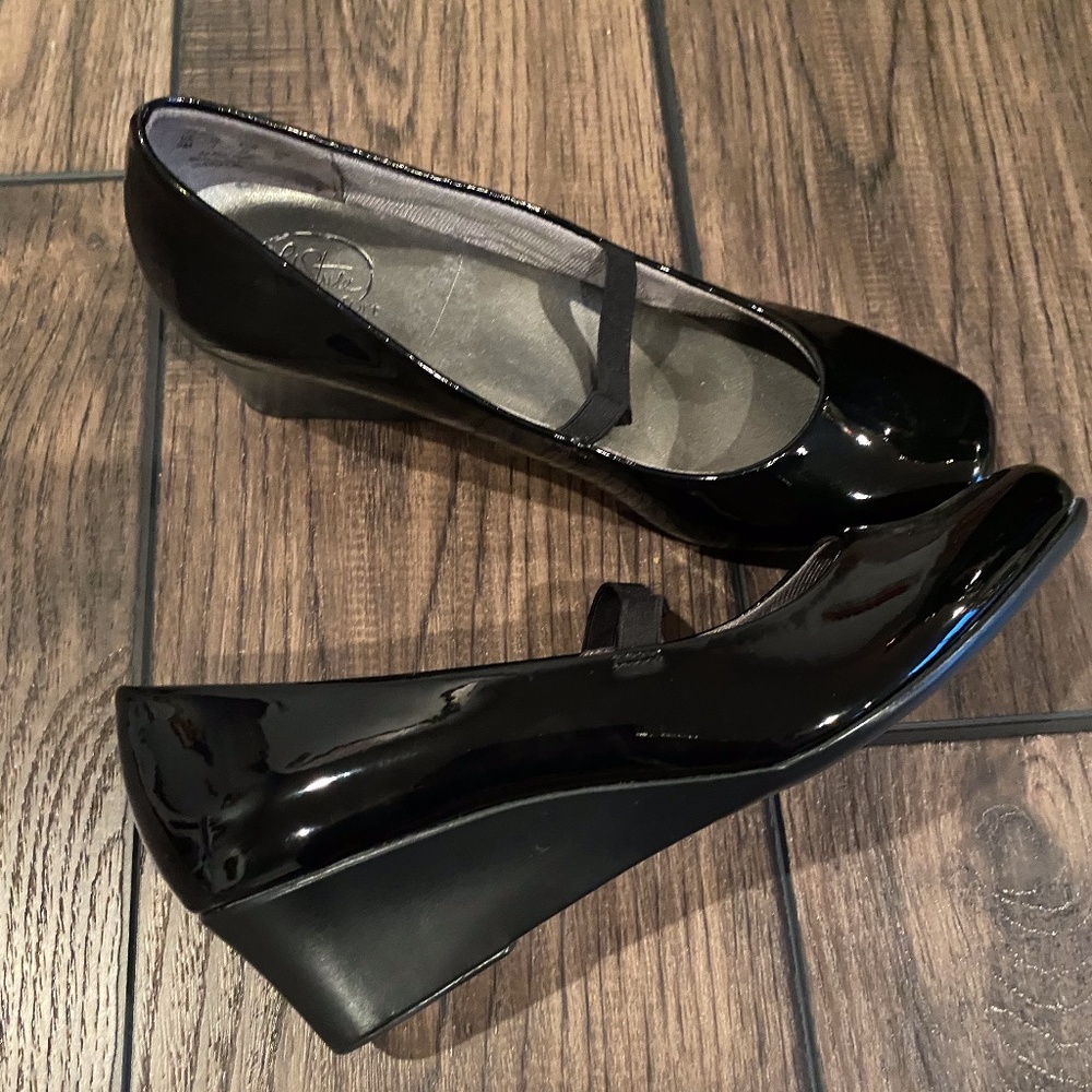 Life Stride Simply Comfort Black Wedge Shoes with elastic strap, Size 8